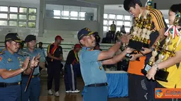 Citizen6, Surabaya: Penyerahan Piala kepada juara pertama Volley putri dilakukan oleh Dankobangdikal Laksda TNI Sadima, di GOR Wijaya Kusuma Bumimoro, Surabaya. (Pengirim: Penkobangdikal)