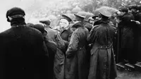 Tentara berdesakan saat menyaksikan final Piala FA di Manchester, 1915 (grantland)