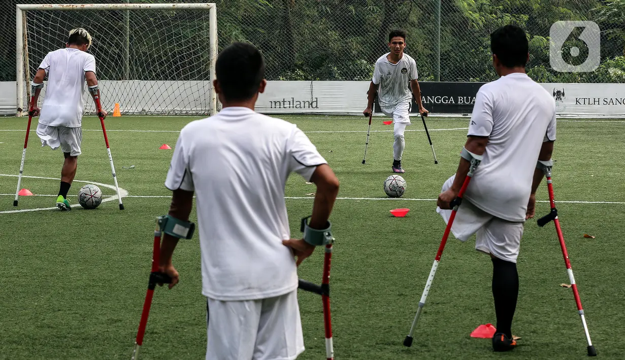 Pesepak bola Tim Garuda Indonesia Amputee Football (INAF) berlatih di Lapangan Bola Sport Club Serenia Mansion Jakarta, Selasa (12/7/2022). Timnas Garuda INAF kembali menggelar latihan dalam rangka persiapan mengikuti Piala Dunia 2022 di Turki pada Oktober mendatang. (Liputan6.com/Johan Tallo)