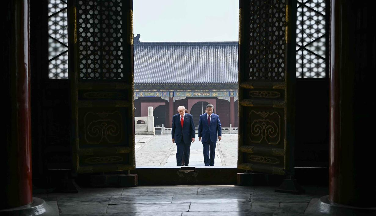 Presiden Tiongkok, Xi Jinping (kanan) dan Presiden Amerika Serikat (AS), Donald Trump saat mengunjungi Temple of Heaven, Beijing, Kamis 14 Mei 2026. (Brendan Smialowski/Pool Photo via AP)