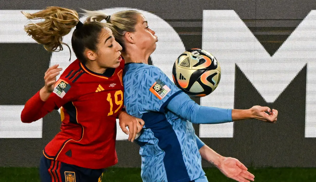 Pemain Timnas Spanyol, Olga Carmona (kiri), berusaha merebut bola dari pemain Timnas Inggris dalam pertandingan final Piala Dunia Wanita 2023 yang berlangsung di Stadium Australia, Sydney, Minggu (20/8/2023). (AFP/Saeed Khan)