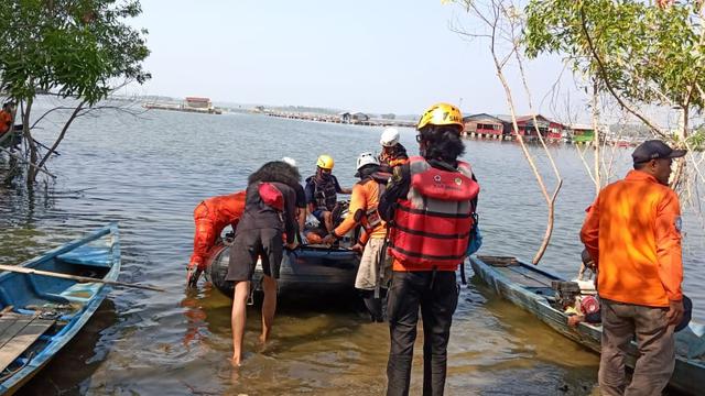 Tim gabungan melakukan penyelaman untuk mencari kakak beradik korban perahu tenggelam di Waduk Kedungombo, Boyolali. (Foto: Liputan6.com/Felek Wahyu)