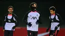 Bek Liverpool, Trent Alexander-Arnold (tengah) bersama rekan setim melakukan pemanasan selama sesi latihan di AXA Training Center di Liverpool, Inggris pada 31 Oktober 2022. Liverpool dan Napoli sudah dipastikan lolos ke babak 16 Liga Champions. Hasil akhir tidak akan mempengaruhi posisinya untuk lolos ke babak selanjutnya. (AFP/Oli Scarff)