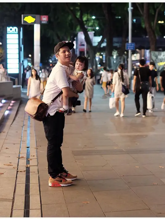 Tidak lupa pasangan ini juga mampir ke Universal Studios, Singapura. "Quality time with papa @gadiiing" begitulah tulis Gisel dalam salah satu foto liburan saat Gading Marten menggendong putrinya, Gempi. (Instagram/gisel_la)