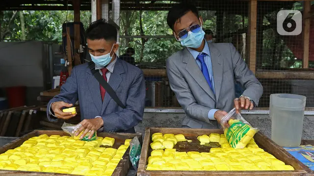 Tukang Tahu Tampil Nyentrik Bak Pekerja Kantoran