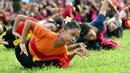Anak-anak menampilkan tarian tradisional untuk menyambut malam pergantian tahun di Bali, pada Rabu 31 Desember 2025. (SONNY TUMBELAKA/AFP)
