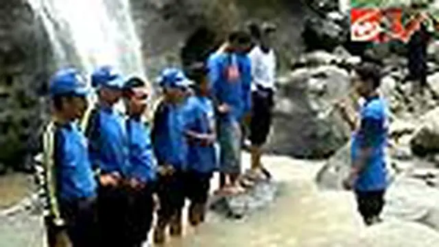 Upacara Bendera di Bawah Air Terjun