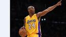 Aksi Kobe Bryant saat pertandingan LA Lakers melawan Memphis Grizzlies dalam laga basket NBA di Staples Center, Los Angeles, California, AS, (2/1/2015). (AFP/Mark Ralston)
