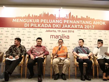 Bakal Cagub DKI Jakarta Sandiaga Uno (keempat kiri) berbicara dalam rilis survei "Mengukur Peluang Penantang Ahok di Pilkada DKI Jakarta 2017" di Jakarta, Minggu (19/6).  (Liputan6.com/Faizal Fanani)