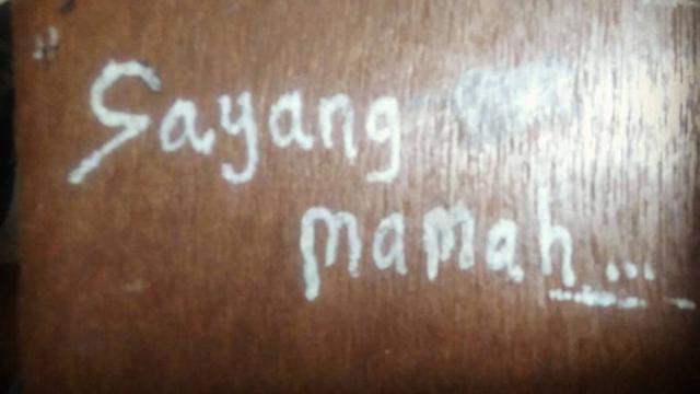 10 Coretan Siswa di Meja Sekolah, Absurd tapi Bikin Kangen