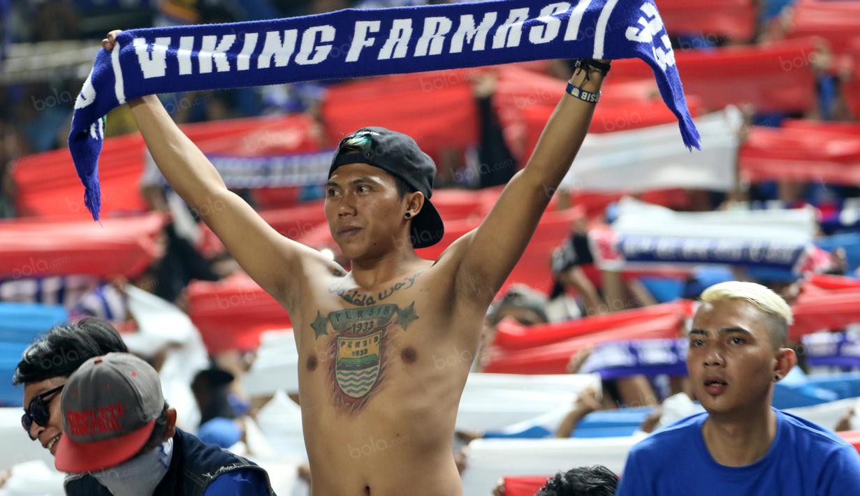 Aksi seorang Viking saat mendukung timnya melawan Persija Jakarta pada Torabika SC 2016 di Stadion Gelora Bandung Lauta Api, Bandung, Sabtu (16/7/2016). (Bola.com/Nicklas Hanoatubun)