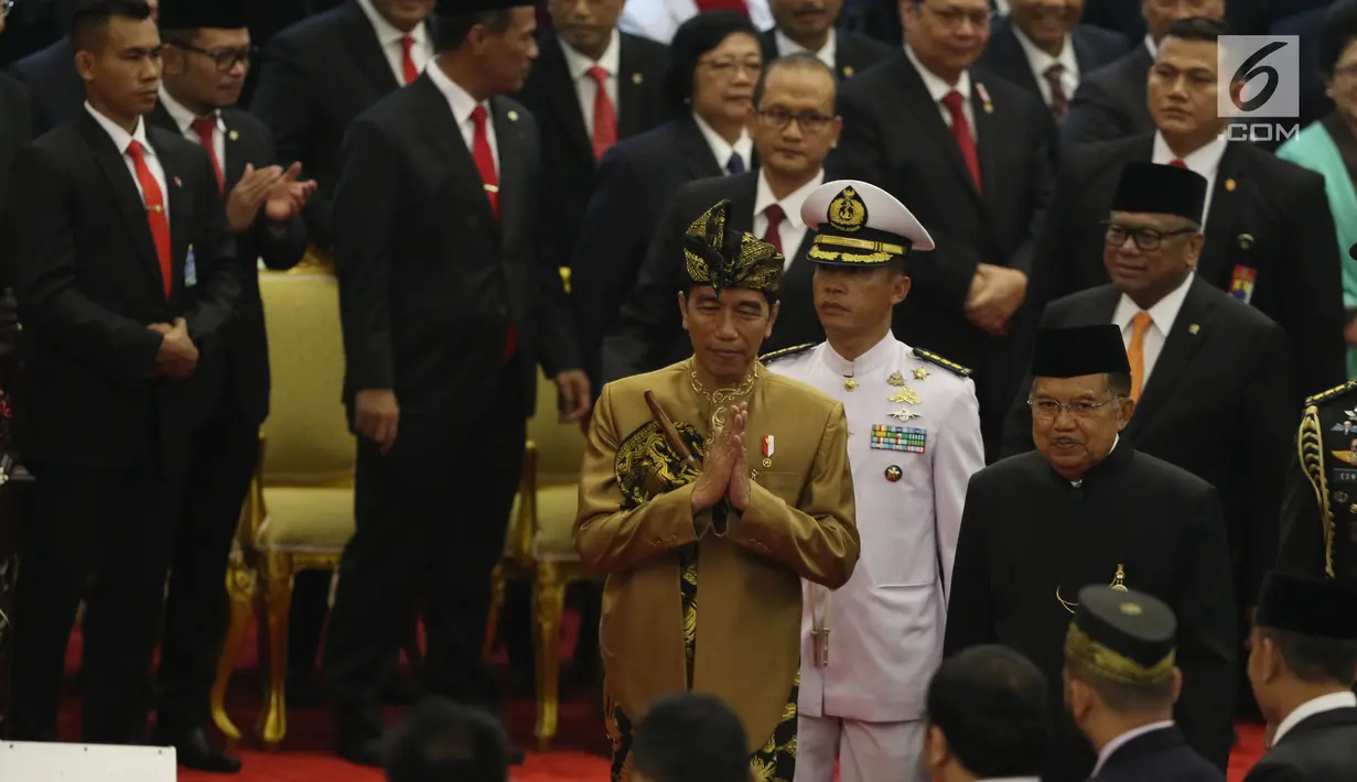 Presiden Joko Widodo dan Wakil Presiden Jusuf Kalla menghadiri Sidang Bersama DPD-DPR di Kompleks Parlemen, Senayan, Jakarta, Jumat (16/8/2019). Di Sidang Bersama DPR-DPD ini Jokowi mengenakan pakaian adat Sasak NTB sementara Wapres JK memakai baju khas Betawi. (Liputan6.com/Johan Tallo)