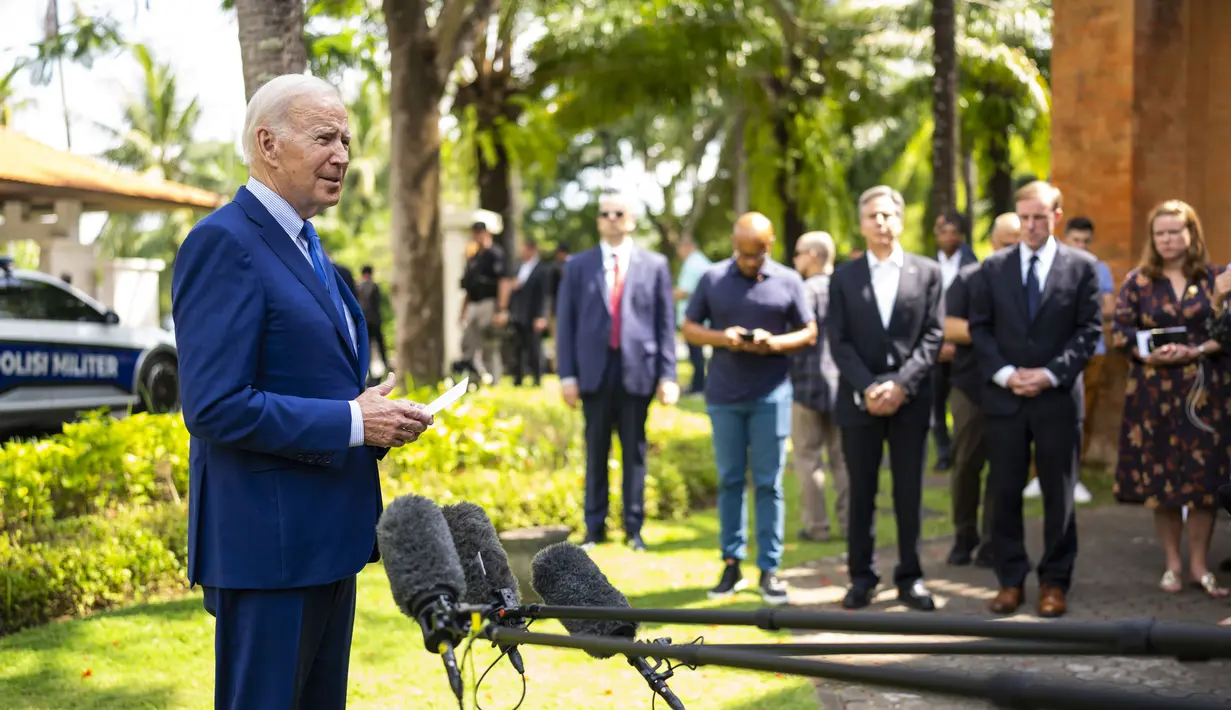 Presiden AS, Joe Biden berbincang dengan wartawan usai pertemuan para pemimpin G7 dan NATO di Bali, Rabu (16/11/2022). Rapat darurat bersama para pemimpin global untuk bahas dugaan ledakan rudal Rusia di Polandia. (Doug Mills/The New York Times via AP, Pool)