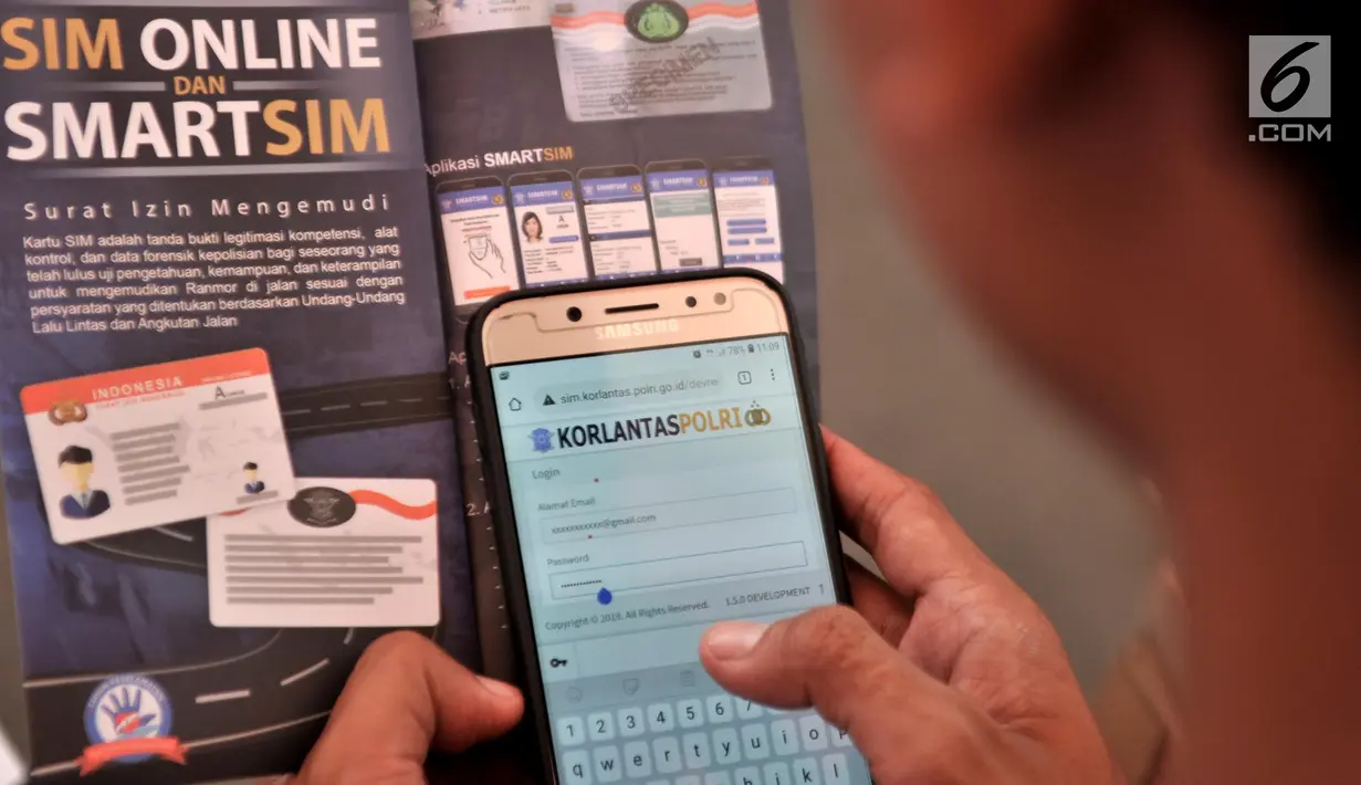 Warga melakukan registrasi layanan SIM online untuk memperoleh Smart SIM di Jakarta, Minggu (22/9/2019). Smart SIM mempunyai tiga fungsi yaitu, menyimpan data diri pemilik SIM, mencatat data historikal pelanggaran lalu lintas, dan sebagai uang elektronik. (merdeka.com/Iqbal S Nugroho)