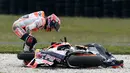 Marc Marquez bersama motornya setelah terjatuh saat balapan MotoGP Australia di Sirkuit Philip Island, Australia (21/10). Marquez terjatuh di lap sembilan dan tidak bisa melanjutkan lomba. (AFP/Jerey Brown)