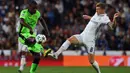 Gelandang Real Madrid, Toni Kroos, berebut bola dengan gelandang Sporting Lisbon, William Carvalho. Pada laga ini Madrid menggunakan formasi 4-3-3, sementara Sporting memakai skema 4-4-2. (AFP/Gerard Julien)