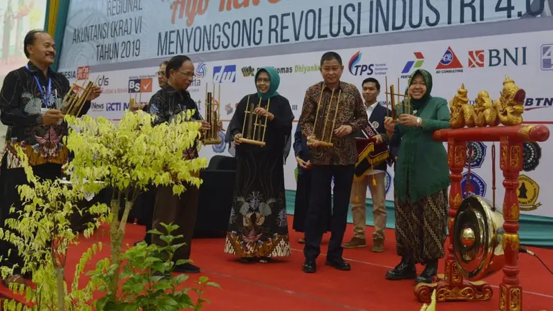 Menteri ESDM Ignasius Jonan menjadi Pembicara Kunci pada acara Konferensi Regional Akutansi VI Tahun 2019 di kampus Stiesia Surabaya, Rabu (24/4/2019).