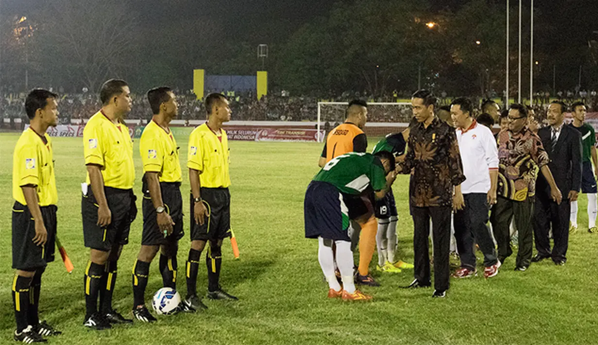 Presiden Joko Widodo menyapa pemain Persidago saat akan bertanding melawan Perserang pada laga perdana Piala Kemerdekaan di Stadion Maulana Yusuf, Serang, Sabtu (15/8/2015). (Bola.com/Vitalis Yogi Trisna)