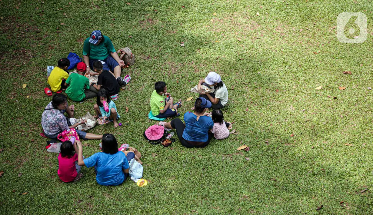 <p>Pengunjung bersantai di Tebet Eco Park, Jakarta, Selasa (10/5/2022). Warga memanfaatkan libur dengan bermain dan berolahraga di taman terbuka setelah pemerintah memperpanjang masa liburan sekolah hingga tanggal 11 Mei 2022. (Liputan6.com/Faizal Fanani)</p>