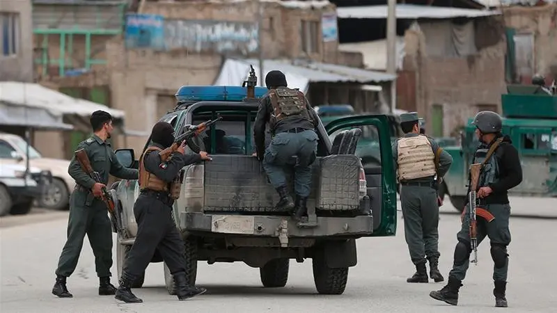 Personel Afghanistan tiba di lokasi serangan di Kabul.