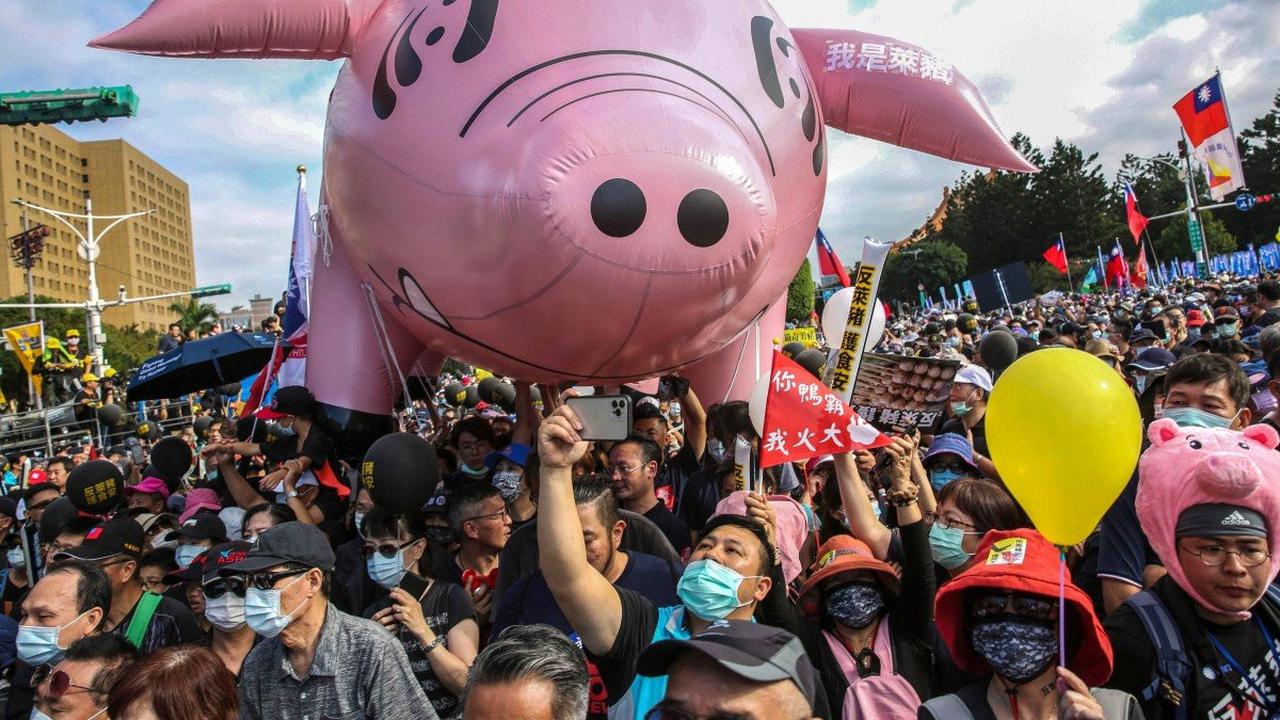 Orang-orang menghadiri pawai pro-buruh tahunan "Perjuangan Musim Gugur" untuk memprotes pencabutan pembatasan pada daging babi AS yang mengandung aditif pakan raktopamin di Taipei pada Minggu, 23 November 2020.