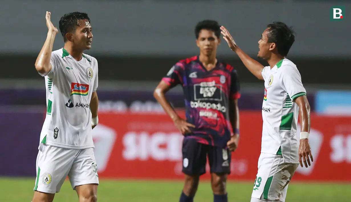 PSS Sleman berhasil menggagalkan kemenangan RANS Nusantara FC dalam laga pekan ke-2 BRI LIga 1 2022/2023 yang berlangsung di Stadion Pakansari, Bogor (29/7/2022) malam WIB. Sempat tertinggal 1-3 sejak menit ke-52, Super Elja berhasil mengakhiri laga dengan skor 3-3 dan sukses memetik poin pertama mereka di BRI Liga 1 musim ini. (Bola.com/M Iqbal Ichsan)