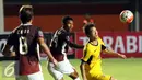 Penyerang Mitra Kukar, Oh Inkyun (kanan) berebut bola dengan pemain Persegres GU saat turnamen Piala Presiden 2017 di Stadion Maguwoharjo, Sleman, Sabtu (4/2). Laga ini dimenangkan Mitra Kukar dengan skor 1-0. (Liputan6.com/Helmi Fithriansyah)