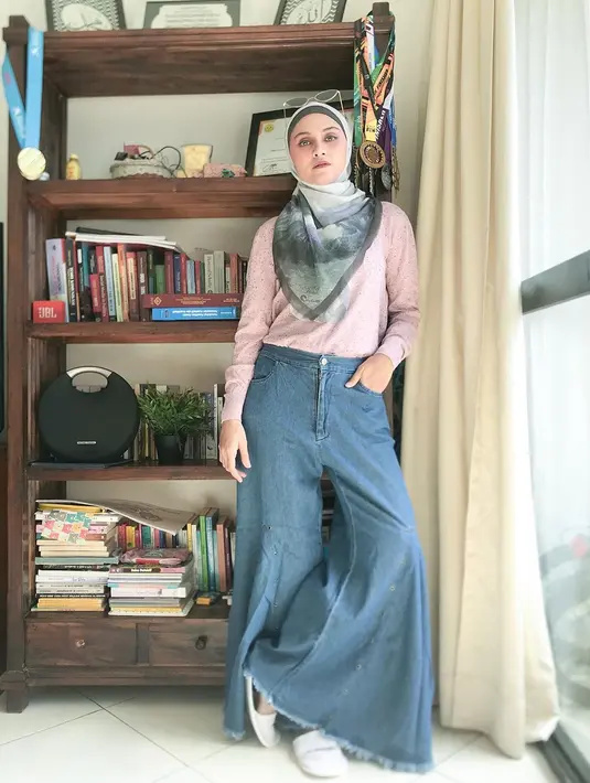 (Instagram/zeezeeshahab)