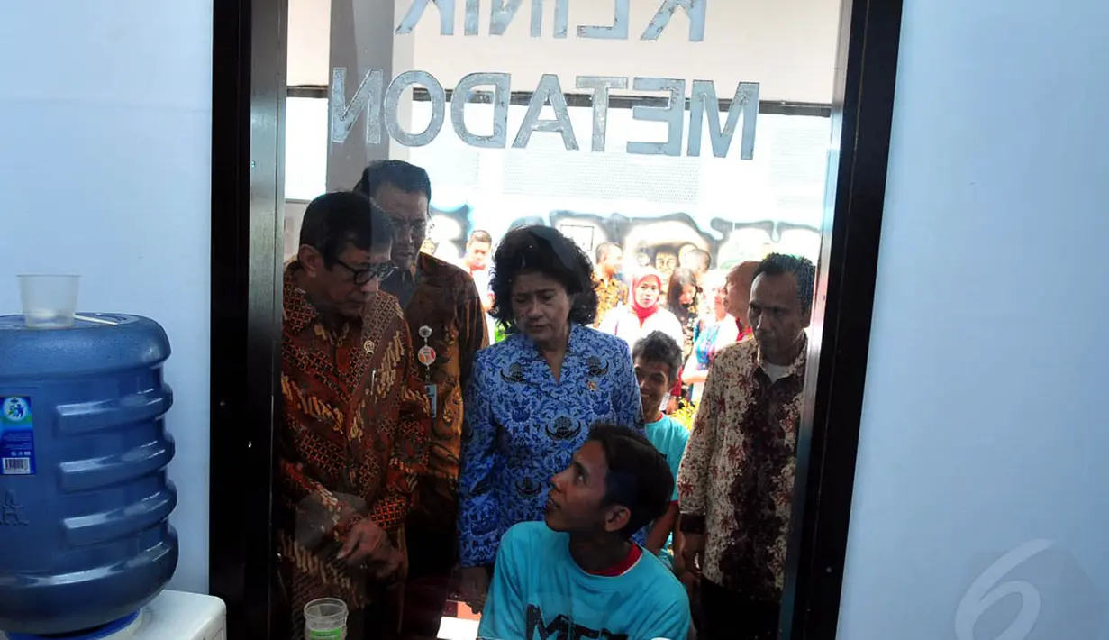 Menkumham Yasonna dan Menkes Nila tampak mengunjungi klinik pemeriksaan untuk para warga binaan di Lapas Narkotika Klas IIA Jakarta, Senin (1/12/2014). (Liputan6.com/Johan Tallo)