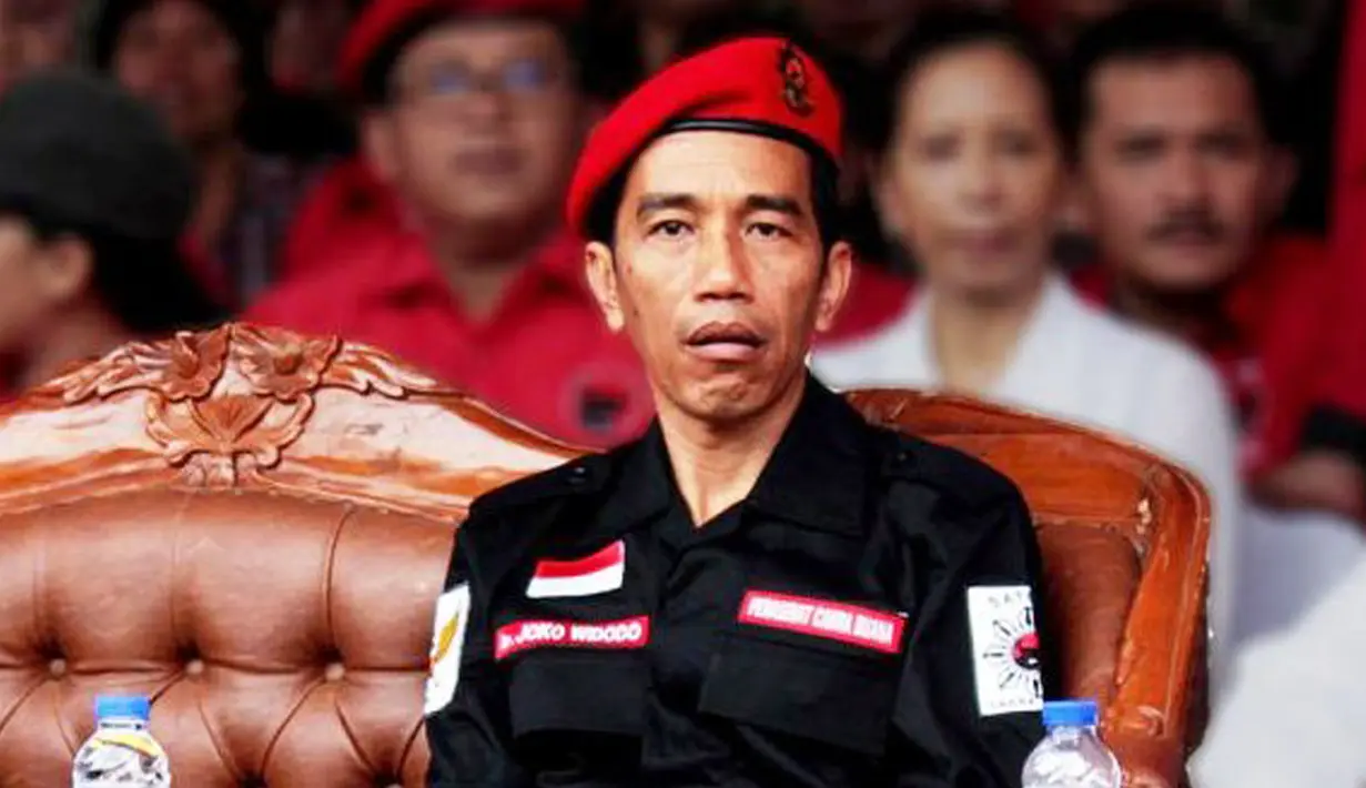 Ada yang bisa tebak, apa yang lagi dilihat Pak Jokowi? (Istimewa)