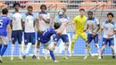 <p>Pemain&nbsp;Timnas&nbsp;Uzbekistan U-17, Lazizbek Mirzaev (tengah), menendang bola dari tendangan bebas yang membuahkan gol saat melawan Timnas&nbsp;Inggris U-17 dalam pertandingan babak 16 besar Piala Dunia U-17 2023 yang berlangsung di Jakarta International Stadium, Jakarta, Rabu (22/11/2023). (Bola.com/Bagaskara Lazuardi)</p>