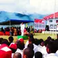 Suasana upacara pengibaran bendera di Kantor Pemerintah Kabupaten Jayawijaya, Provinsi Papua, Kamis (17/8). Upacara yang diikuti petugas pukesmas beserta jajarannya itu memperingati HUT ke-72 Republik Indonesia. (Foto: Fitri Haryanti Harsono)