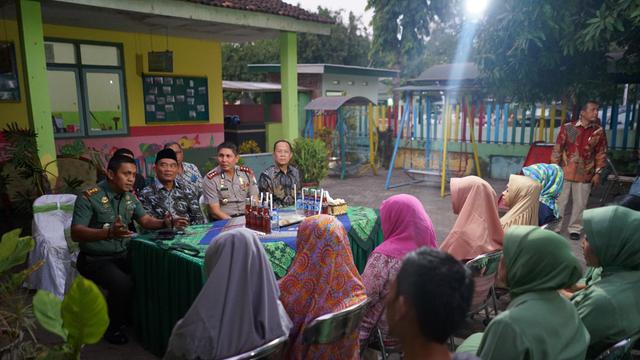 Cerita di Balik Pawai Anak-Anak Bercadar dan Bawa Senjata 