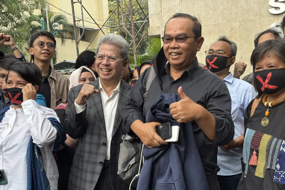 Saiful Mujani didampingi sejumlah tokoh hadiri pemeriksaan di Polda Metro Jayaa