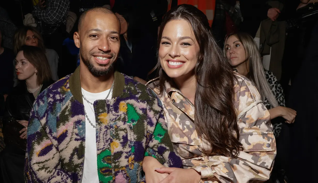 Ashley Graham (kanan) dan Justin Ervin menghadiri koleksi siap pakai Isabel Marant Fall/Winter 2023-2024 yang dipresentasikan Paris, Prancis, 2 Maret 2023. Pasangan ini tampak lebih dekat dari sebelumnya saat mereka saling berdekatan selama pertunjukan. (Vianney Le Caer/Invision/AP)