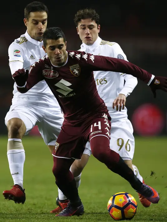 Penyerang Torino, Iago Calque, berusaha melewati pemain AC Milan. Sepanjang pertandingan Milan melakukan empat kali tembakan ke arah gawang, sedangkan Torino hanya dua kali kesempatan. (AFP/Marco Bertorello)