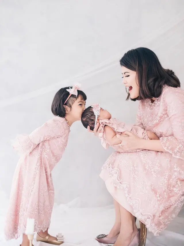Jadi Hot Mama, Ini 7 Potret Tania Putri De' Rainbow dengan Anaknya