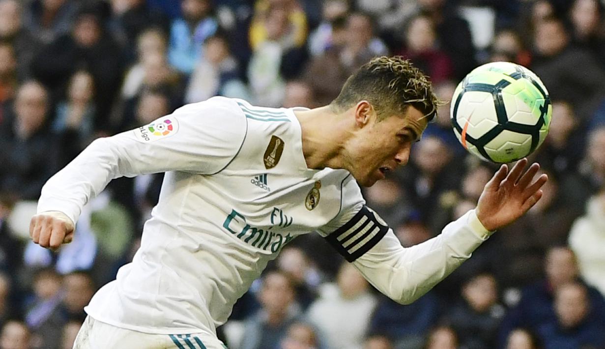 Cristiano Ronaldo - CR7 menempati urutan teratas sebagai penyumbang gol terbanyak Real Madrid di ajang Liga Champions. Pemain yang juga dijuluki Mr. Champions itu tercatat telah mencetak 105 gol untuk Los Blancos. (AFP/Pierre-Philippe Marcou)