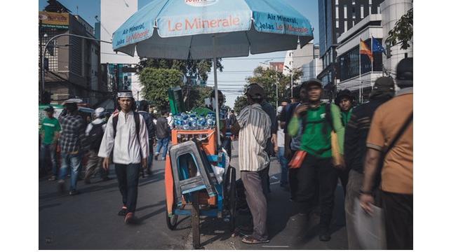 10 Potret Pedagang yang Berjualan Saat Aksi 22 Mei, Tak Peduli Situasi