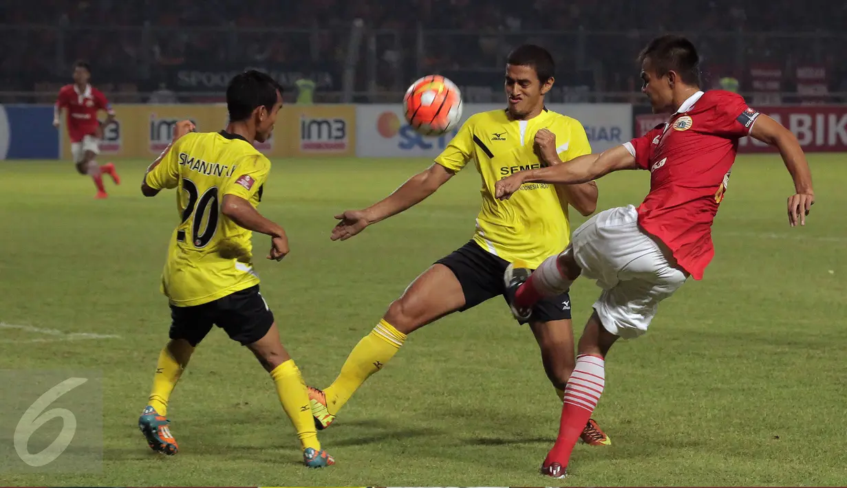 Kapten tim Semen Padang, Hengki Ardiles (tengah) menahan pergerakan Rezaldi Hehanusa (Persija) di laga Torabika Soccer Championship presented by IM3 Ooredoo di Stadion GBK, Jakarta, Minggu (8/5/2016). Persija unggul 1-0. (Liputan6.com/Helmi Fithriansyah)