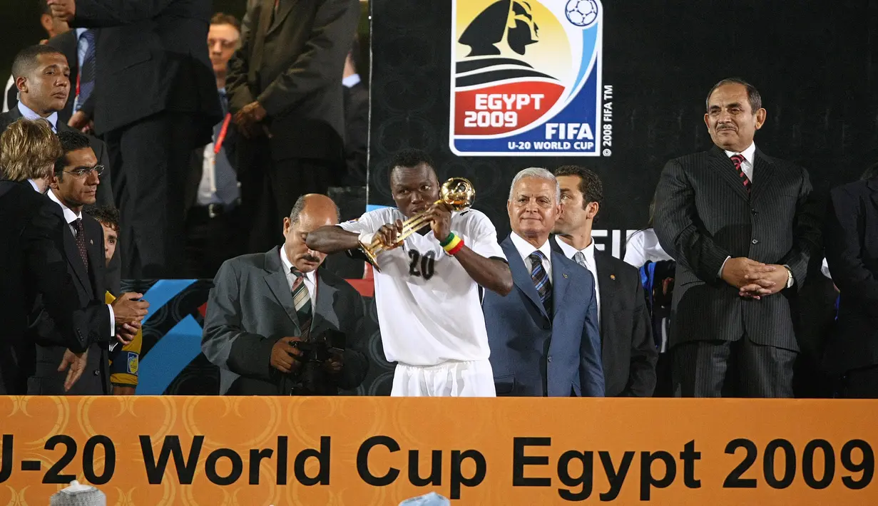 Pemain Timnas Ghana, Dominic Adiyiah mencium trofi setelah memenangkan Piala Dunia U-20 2009 pada laga final melawan Timnas Brasil yang berlangsung di Kairo, Mesir. 16 Oktober 2009. Adiyiah juga sukses menyabet dua gelar individu sekaligus pada ajang tersebut, yaitu Golden Ball dan Golden Boot. Ia total membuat 8 gol melalui penampilan apiknya sepanjang turnamen. (AFP/Cris Bouroncle)