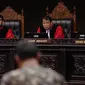 Ketua Mahkamah Konstitusi Arief Hidayat (tengah) didampingi hakim MK Anwar Usman, I Dewa Gede Palguna dan Patrialis Akbar saat sidang Uji Materi UU KPK di Gedung MK, Jakarta, Selasa (30/6/2015). (Liputan6.com/Faizal Fanani)