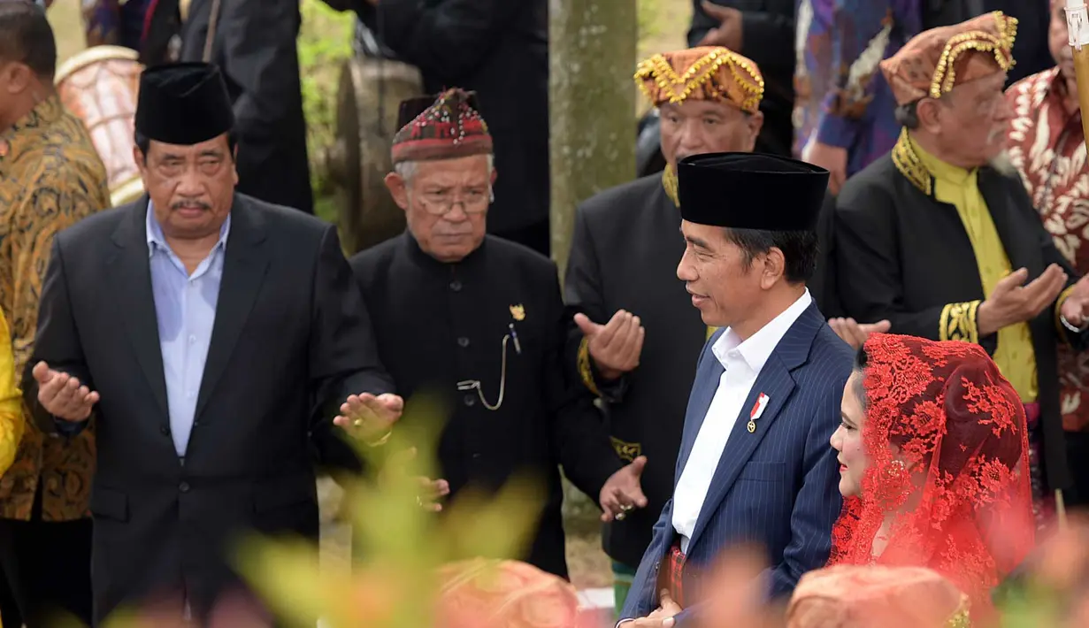 Beberapa penari dengan mengenakan pakaian adat menyambut kedatangan keluarga Jokowi. Jokowi dan keluarga tiba sekitar pukul 09.00. Mereka diantar dengan menggunakan 10 mobil. (Deki Prayoga/Bintang.com)