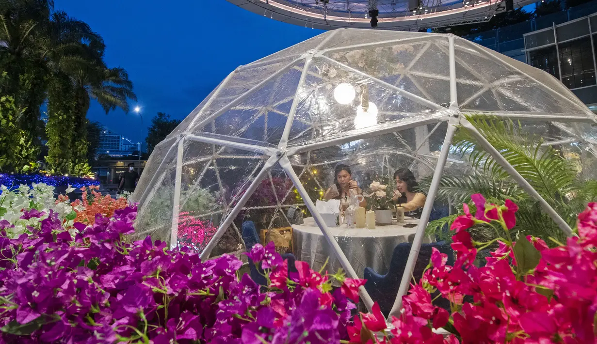 Orang-orang menyantap makanan dalam dining dome, instalasi tempat makan berbentuk kubah yang membantu mencegah penyebaran COVID-19, di Capitol Singapore Outdoor Plaza, Singapura, 21 Oktober 2020. (Xinhua/Then Chih Wey)