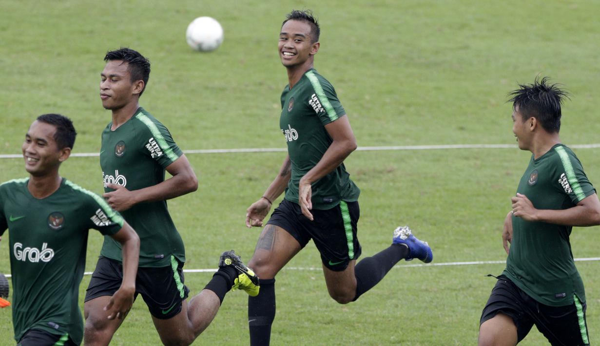 Pemain Timnas Indonesia U-22, Dallen Doke, saat latihan di Stadion Madya, Senayan, Senin (21/1). Pemain yang pernah merumput di Spanyol ini bertekad menembus skuat utama untuk tampil di Piala AFF U-22 2019. (Bola.com/M Iqbal Ichsan)