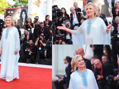 Kolase foto saat Hillary Clinton berpose untuk fotografer setibanya pada pemutaran perdana film 'White Noise' dan upacara pembukaan Venice Film Festival ke-79 di Venesia, Italia, 31 Agustus 2022. Hillary melenggang pada karpet merah Venice Film Festival 2022 dengan gaya vintage nan anggun. (Photo by Joel C Ryan/Vianney Le Caer/Invision/AP)