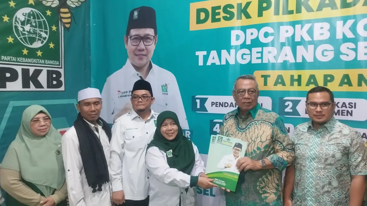 Wali Kota dan Wakil Wali Kota Tangerang Selatan, Benyamin Davnie dan Pilar Ichsan Saga kembalikan formulir pendaftaran ke DPC PKB Tangsel.