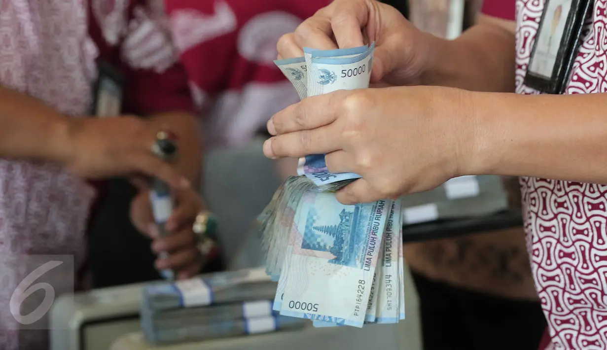 Petugas menghitung uang di Bank Indonesia, Jakarta, Selasa (26/1). Dalam rangka menjaga kualitas uang beredar di masyarakat, BI menerapkan kebijakan untuk mengganti atau menukar uang tidak layak edar dengan uang yang layak edar (Liputan6.com/Angga Yuniar)