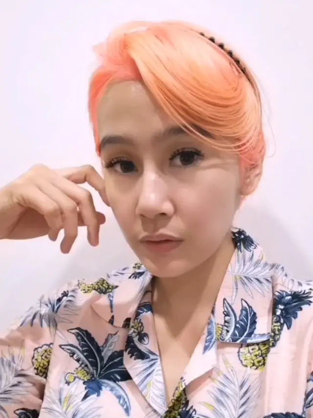 6 Potret Terbaru Ardina Rasti dengan Warna Rambut Pink, Bikin Pangling