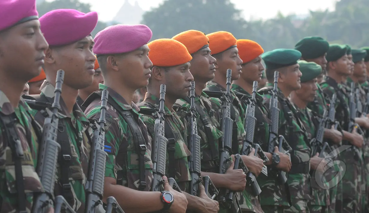 Prajurit Kopassus dengan persenjataan lengkap saat apel gelar pasukan pengamanan KAA-60 di Kawasan Monas, Jakarta, Rabu (15/4/2015). KAA ke-60 akan berlangsung pada 18-24 April 2015 di Jakarta dan Bandung. (Liputan6.com/Herman Zakharia)